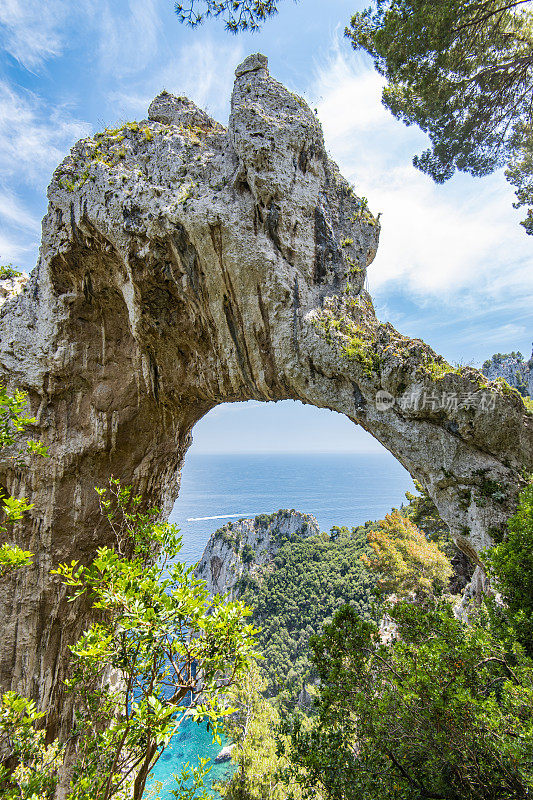 自然拱门(“Arco Naturale”)位于意大利第勒尼安海卡普里岛东海岸。